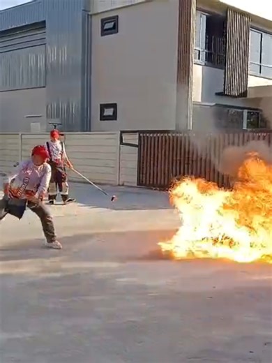 อบรมดับเพลิงขั้นต้นและอพยพหนีไฟ #หน่วยฝึกอบรมดับเพลิงยายชา #ทีมครูอิท0812799893 Yai-Cha FIRE Trainning Team ศูนย์รวมครูฝึกป้องกันฯ มากที่สุดในจังหวัดนครปฐม บริหารงานโดย ครูอิทธิเดช จุ้ยสำราญ 086-359-4813 , 081-279-9893 หลักสูตรการดับเพลิงขั้นต้นและอพยพหนีไฟ ในสถานประกอบการ -หลักสูตรการดับเพลิงขั้นต้น -หลักสูตรการฝึกซ้อมอพยพหนีไฟ -หลักสูตรเทคนิคการดับเพลิงขั้นรุนแรง -หลักสูตรเทคนิคการค้นหาผู้ประสบภัยในพื้นที่อับอากาศ รับงานวิทยากรทั้งภาครัฐและเอกชน 👩‍🚒เรารอคุณอยู่นะ👨‍🚒 #เต้พาซ่า @te.paza @Sav