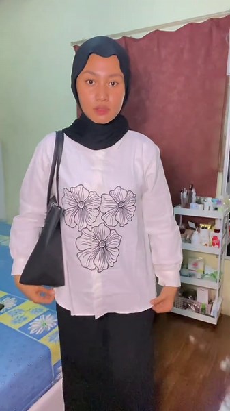 panggilan untuk pecinta kemeja murce buat gonta ganti ke kantor. ga polos polos bgt karena ada detail bunganya yg cantik. kemeja dari @rilategrosir 🌸 . . #hijab #OOTD #kantor #ootdfashion #girls #rekomendasi #casualoutfits #fypage #outfitideas #affiliatemarketing #affiliatepemula #affiliate