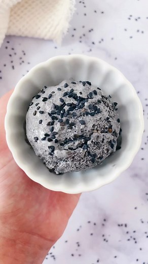 Julia Pairot on Instagram: "🍦Glace au sésame noir 🍦 . Je suis tombée amoureuse de la glace au sésame noir alors je me suis dit que ça serait quand même cool de se la faire soit même 🥰 . C’est absolument rapide, le plus long c’est la congélation mais bon ça se mérite une bonne glace aux sésames 😜 . 🍦 Ingrédients 🍦 *Récipient de 600ml* (15x15x7cm) . 400ml de lait de coco cuisine 3cs de sirop d’érable ou agave 50g de sésame noir 1 pincée de fleur de sel . . 1/ Faites griller le sésame noir 3