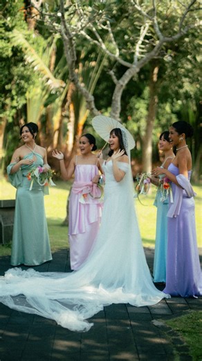 Bali Wedding Planner Organizer on Instagram: "Bridesmaids have a big impact on how smooth and relaxed a wedding morning feels. From experience, these little things go a long way: • Steam dresses the night before whenever possible. If it must be done in the morning, finish it before hair and makeup start preferably in another room. Steam and glam time don’t mix. • Stay close when it’s your turn for hair or makeup. Looking for people slows everything down and adds stress for the bride. • Take it e
