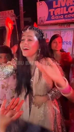 ଏ ଭିଡିଓ ରେ ଗୋଟେ ମାଉସୀ ନାଚୁଛନ୍ତି । କାହାକୁ ଏହି ମାଉସୀ ଙ୍କ ନାଚ ଭଲଲାଗୁଛି Comment ରେ ଜଣାନ୍ତୁ ❤️🫰