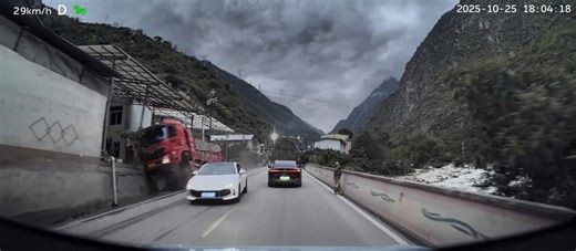 Truck loses control and crashes into wall on narrow road in Sichuan, China