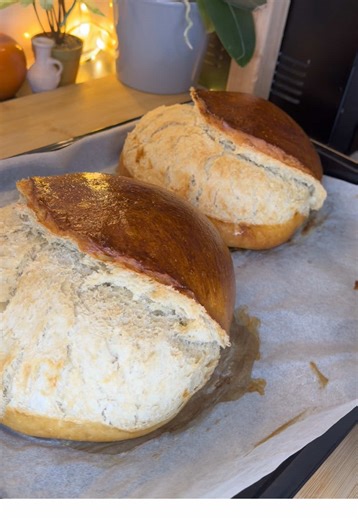 Pâine de casă, o bunătate 🍞 Ingrediente: -1 kg făină albă -7 g drojdie uscată -1 lingură zahăr -1 lingură sare -550 ml apă călduță -2 linguri ulei Mod de pregătire: 🍞Se frământă aluatul din făină, drojdie, zahăr, sare, apă și ulei. Se lasă la crescut 40 de minute, apoi se scoate aerul prin împăturiri și se mai lasă la crescut încă 40 de minute. 🍞Aluatul se împarte în două, se formează pâinile și se așază într-o tavă tapetată cu hârtie de copt. 🍞Se mai lasă la crescut 20–30 de minute, se ung 