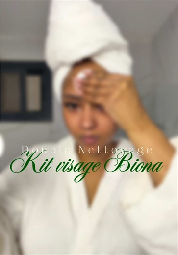 Le secret d'un réveil éclatant ? Le Double Nettoyage Le secret des peaux sans imperfections réside dans la routine du soir. On vous montre comment utiliser le kit Biona pour transformer votre peau pendant que vous dormez : • Étape 1 : On élimine les toxines avec notre nouveau Savon Anti-Imperfections (le sauveur des peaux à problèmes !). • Étape 2 : On peaufine avec le Savon Curcuma pour l'éclat. • Étape 3 : Un shot de vitamines avec le Face Cleanser. • Étape 4 : On scelle l'hydratation avec la 