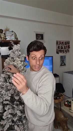 Daniele&Kekko on Instagram: "Ci piace divertirci, sì. Ma soprattutto ci piace usare il sorriso come un ponte. Dietro ogni battuta c’è studio, rispetto, fatica, verità. Non recitiamo per fare i pagliacci: giochiamo con la comicità per dire cose serie, per arrivare anche a chi parte con un pregiudizio e magari, ridendo, cambia punto di vista. Siamo una coppia gay, certo. Ma prima ancora siamo esseri umani, con sogni, impegno, disciplina e una grande voglia di raccontarci senza maschere. La risata 
