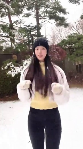 Park Heesun's First Snow Challenge: Fun in the Snow!