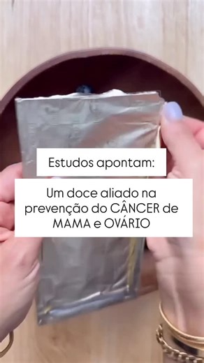 Me chamo Carla Albuquerque - Cuidando de dentro para fora! on Instagram: "Estudos apontam: um doce aliado na prevenção do câncer de mama e ovário. O blueberry e o chocolate 70% não são apenas uma delícia juntos. Essa combinação simples carrega compostos bioativos que vêm sendo estudados por seu potencial protetor na saúde feminina, especialmente quando falamos em câncer de mama e ovário. 🔹 Blueberry – rico em antocianinas, ajuda a reduzir o estresse oxidativo e a inflamação, fatores ligados ao 