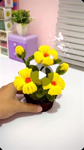 Lista Tsurayya on Instagram: "DIY Bunga hias dari kawat bulu 😍 Lucuk banget bunganya! Gembull ! Hihiiii btw ada yg mau request tutorial kah 😃 #tutorial #kawatbulu #diy #craft #bungahias #listatsurayya #handmade #bungakawatbulu"