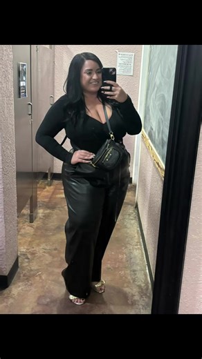 as I am currently wearing a black sweat suit 😂😂🖤 #allblackeverything #camisanegra #allblackfits #mycomfortcolor