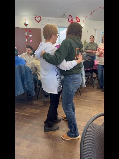 Une autre belle activité au Petit Peuple ! Un brunch de la St-Valentin intergénérationnel, suivi d’un jeu de devinettes musicales et de danse. Merci à notre belle équipe et aux participants! ❤️🫶🏼❤️ Moisson Laurentides pour leur aide précieuse. Jade Laporte - Conseillère municipale de Blainville pour sa participation et sa belle présence. | Le Petit Peuple