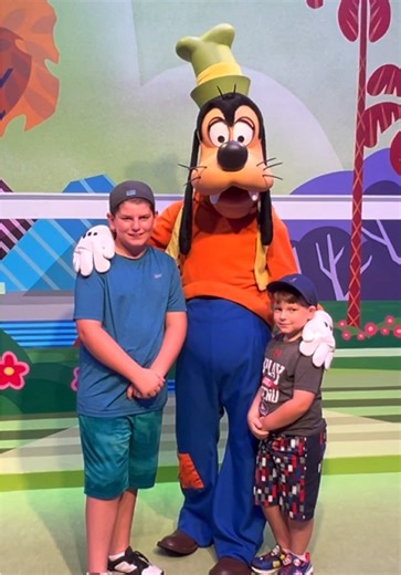 Goofy Mickey Mouse Minnie Mouse Meet & Greets EPCOT at Disney World #goofy #mickeymouse #epcot #disneyworld #disneyparks