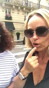 On fait passer le temps en attendant notre Taxi..pour notre 1ère ce soir à la #ComédiedeParis. Pour notre spectacle.. ❤️❤️❤️ | Cécile de Ménibus