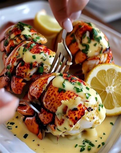 🦞 Creamy Garlic Lobster Tails 🧈✨ Buttery, tender lobster drenched in creamy garlic sauce with a hint of lemon, the ultimate seafood indulgence! 😍 ✨ Main Ingredients: • Lobster tails • Garlic butter • Cream & Parmesan • Fresh lemon Full elegant recipe in C.o.m.m.e.n.t.s 💬👇 | Kinsley Recipes