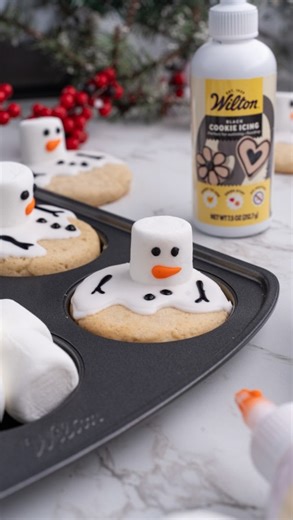 Wilton Cake Decorating | Easy Decorating Idea: These festively decorated sugar cookies are perfect for your Christmas cookie exchange or family holiday gathering!... | Instagram
