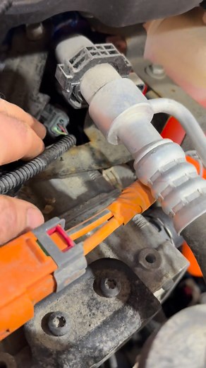 C’est pas parce que c’est un véhicule électrique que les problèmes sont nécessairement différents. Des fils avec du vert de gris, c’est possible autant dans les véhicules à combustion interne que les VE. | AutoSolution DL