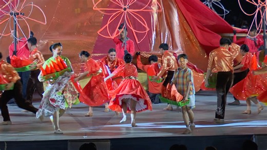 𝗘𝗠𝗣𝗔𝗡𝗔𝗗𝗔 𝗙𝗘𝗦𝗧𝗜𝗩𝗔𝗟 𝗢𝗙 𝗕𝗔𝗧𝗔𝗖 In Batac, Christmas is the season of all seasons, when the Ilokano heart opens widest and generosity flows as freely as the December breeze. It is in this most festive time of year that the spirit of fiesta is truly felt, born from the warmth of neighbors sharing what little they have. Uray iti kinaawan, adda kinaparabur; uray iti rigat, adda rag-o; ket iti tunggal simple nga aramid, adda kinatan-ok — the Empanada Festival of the City of Batac. |