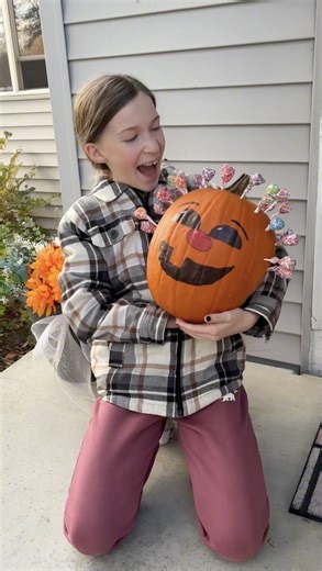 Cutest Pumpkin Craft for Halloween 🎃 Mom and daughter create cute and diy craft for halloween. Such a fun idea. | Peter B