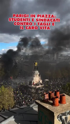 🔴Migliaia di persone in piazza a Parigi per protestare contro i tagli all’istruzione, la carenza di personale e il peggioramento delle condizioni di studio. La mobilitazione, nata tra gli studenti, si è progressivamente allargata a sindacati e altri gruppi sociali, trasformandosi in una protesta più ampia contro le difficoltà dei servizi pubblici e l’aumento del costo della vita. Una mobilitazione che mette al centro il futuro dell’istruzione e il diritto a servizi pubblici adeguati 📹 @raphael