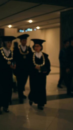 Pada tanggal 25 dan 26 November 2025, UGM mengadakan upacara wisuda lulusan program sarjana dan terapan ✨ Selamat wisuda! 🤩 Semoga ilmu dan perjuangan para wisudawan dapat menjadi bekal untuk langkah yang lebih gemilang 😇 | Universitas Gadjah Mada