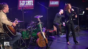 L'Italien Isabelle Boulay (Serge Reggiani) C'est moi, c'est l'Italien Est-ce qu'il y a quelqu'un Est-ce qu'il y a quelqu'une D'ici j'entends le chien Et si tu n'es pas morte Ouvre-moi sans rancune Je rentre un peu tard je sais 18 ans de retard c'est vrai Mais j'ai trouvé mes allumettes Dans une rue du Massachussetts Il est fatiguant le voyage Pour un enfant de mon âge Ouvre-moi, ouvre-moi la porte Io non ne posso proprio più Se ci sei, aprimi la porta Non sai come è stato laggiù Je reviens au lo