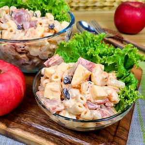 420K views · 6.1K reactions | Ham Macaroni Salad Gawan ng kakaibang twist ang favorite natin i-handa tuwing pasko! Ingredients: 400 g macaroni pasta 4-6 slices of cooked ham (diced) 1 pc apple (diced) 1 small carrot (shredded) 115 g pineapple tidbits 160 g cheese (diced) 1/3 cup raisins (optional) 1 medium onion (minced) 1 1/2 cup mayonnaise 1/2 cup condensed milk 1/2 tsp ground pepper 1/2 tsp paprika | Yummy Kitchen | Facebook