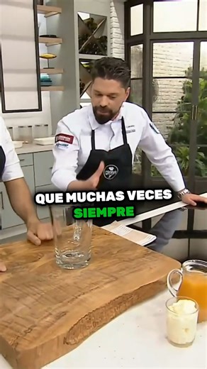 Una propuesta refrescante y sofisticada. Enrique Sánchez une el sabor tradicional del gazpachuelo frío con la textura delicada de un tartar de descargamento, logrando un plato elegante y lleno de matices marineros. Extracto del Programa Cómetelo. #recetas #recetasfaciles #andalucia #sevilla #gazpachuelo #tartar #sabordelmar | Malaspulgas Café Tapas