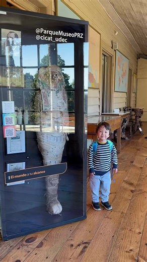 Un día visitando el museo💕 Hace rato que Rafa me viene diciendo que quiere ver una momia así que lo llevé al museo Pedro del Río Zañartu, ubicado en Hualpén. No se podía sacar fotos adentro pero lo disfrutó mucho, aparte como fuimos durante la semana, había poquita gente. Recuerdo que vinimos el año pasado pero no le había gustado tanto, y esta vez estuvo full concentrado. Se nota la diferencia de un año!! La entrada del museo fue gratuita pero sí pagué $3.000 para pasar con el auto al parque.