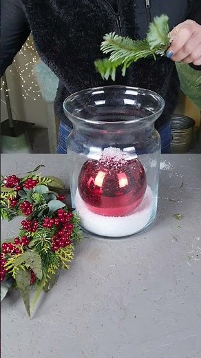 Weihnachtsdeko mit Christbaumkugeln