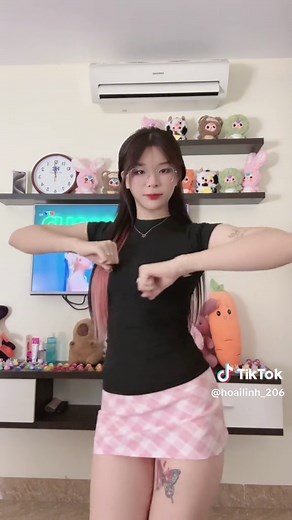Linh Tho TikTok Trendy Dance in Plaid Skirt