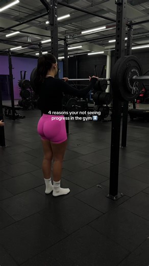 4 reasons your not seeing progress in the gym ⬇️ ❤️‍🔥Your nutrition isn’t right You don’t have to overcomplicate it —But are you actually eating enough to fuel muscle growth? ❤️‍🔥You’re not getting enough sleep/rest Muscle doesn’t grow just because you trained — it grows when you recover. You need 7-9 hours sleep a night ❤️‍🔥You’re not training to failure If you’re stopping every set when it starts to feel uncomfortable, you’re leaving progress behind. You need to push close to failure, to ch