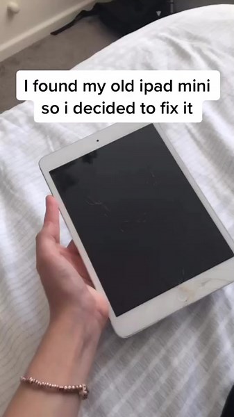 Fixing my old iPad mini, come back for part 2 when it’s charged! 💘 #foryou #foryoupage #fyp #oldipadmini #ipadfixing