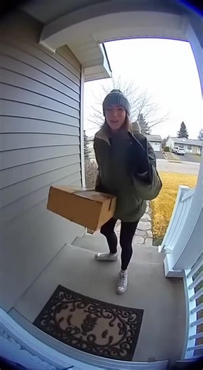 Porch exploding package box with glitter🙃🧐🥰🤩 #porchpiratecaught #glitter #package #prank #funny