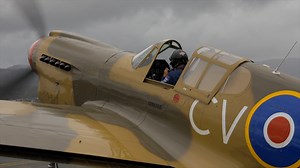 ⭕ P-40 KITTYHAWK IN ACTION! ⭕ Nothing is as special as watching Paul take to the skies in the P-40 Kittyhawk‼️ Turn your sound on to hear the sky come to life with that incredible roar! 🤯 | Paul Bennet Airshows