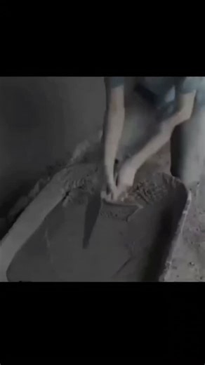 Atari full on Instagram: "日本利用压电瓷砖将脚步转化为电能。这些瓷砖捕捉来自你脚步的动能。当你行走时，你的重量和动作会对瓷砖产生压力。瓷砖会轻微弯曲，从而产生机械应力。瓷砖内部的压电材料将这种应力转化为电能。每一步都会产生少量电荷，而数百万步结合在一起就能产生足够的电力来驱动 LED 灯、数字显示屏和传感器。在像涩谷车站这样繁忙的地方，每天大约有 240 万个脚步为这一系统作出贡献。这些电能可以被储存或立即使用，从而减少对传统电力来源的依赖，并支持可持续的城市基础设施。这种方法将日常运动转化为实用的可再生能源 #日本 #知识 #事实 #你知道吗 #推荐 #科技 #创新 #历史 #技术 #实验 #热门"