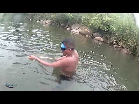Traditional : Catch Fish in River, underwater skills of fishing | Fishing In Aceh