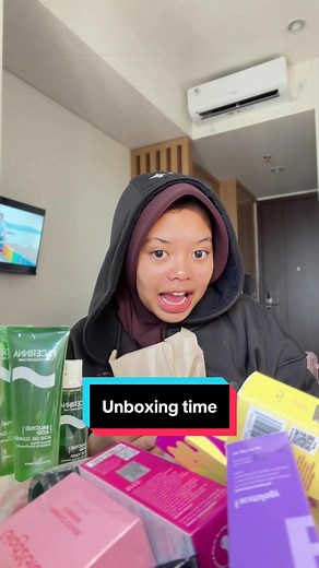 Unboxing Paket Skincare Terbaru: toner, body lotion, serum, lip balm