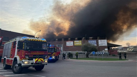 Incendio en el polígono Cobo Calleja de Fuenlabrada: colapsa la cubierta de la nave