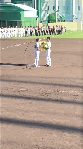 阪神タイガース横田慎太郎選手引退セレモニー。元２軍監督矢野輝弘監督による花束贈呈