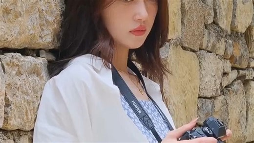 富士相机新品发布，性能升级引领摄影新潮流。新款机型搭载先进影像处理器与高感光CMOS，大幅提升自动对焦速度与弱光拍摄表现，支持6K超高清视频录制，满足专业创作需_哔哩哔哩_bilibili