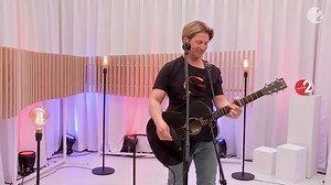 In het nieuwe nummer van Gene Thomas lijkt het alsof hij wordt omringd door tientallen muzikanten. Maar in werkelijkheid deed hij àlles zelf in zijn eigen opnamestudio! Van de zang tot de drums over de piano, basgitaar, elektrische gitaar én akoestische gitaar. 😍 | Radio2