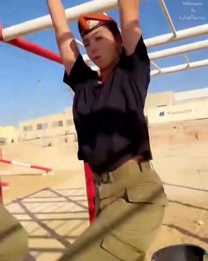 5.5K views · 424 reactions | "Strength, grace, and unbreakable spirit – these IDF women in uniform are redefining power, one pull-up at a time.  #Israel #IDF #womeninuniform #Shalom #fblifestyle | Women In Uniform | Facebook