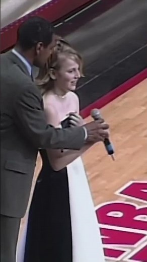 This moment between Maurice Cheeks and a pregame National Anthem singer from 2003! #4thofJuly ❤️