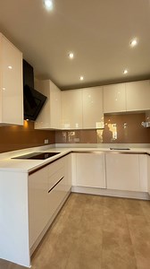 METALLIC COPPER GLASS SPLASHBACK Our metallic glass splashbacks use...