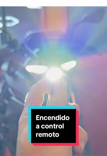 Más seguridad y más control para tu moto 🔒🏍️ A esta moto le instalamos alarma, y una de sus funciones es el encendido y apagado del motor a control remoto directamente desde los controles de la alarma. 🔒 Sistema de seguridad para tu moto 🔑 Encendido del motor a control remoto ⛔ Apagado del motor desde el control 🔧 Instalación profesional y bien integrada Tecnología que te da más comodidad y protección en cada momento. ¿Quieres instalar una alarma en tu moto? Escríbenos 👇 📍 Calle 77 #28-43