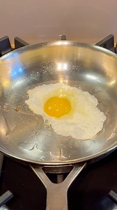 How to cook using a stainless steel pan 🍳 #stainlesssteel #cookinghacks #cooking #howto #hack | Lets Eat
