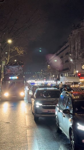 Un défilé lumineux pour Hanouka ! Ce samedi soir 20 décembre, les rues de Paris se sont illuminées grâce au défilé annuel de Hanouka ! Des centaines de véhicules, ornés de fières hanoukiot scintillantes, ont parcouru la capitale, apportant un message d’espoir, de lumière et de fête. Un immense merci à la Préfecture de Police de Paris pour son précieux soutien et pour avoir permis que cet événement se déroule en toute sécurité. Bonne fête de Hanouka à tous ! #Hanouka #ParisEnLumière #FêteDesLumiè