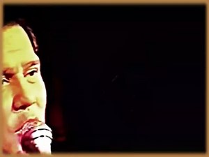 Leopoldo Dante Tévez, más conocido como Leo Dan, es un cantante, compositor y actor argentino. Durante su carrera ha grabado más de 70 álbumes en Argentina, Perú, Chile, Colombia, España y México. Su afición por la música mexicana lo llevó a grabar con mariachi, lo que contribuyó a su fama internacional. | Baúl del Tiempo