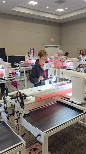 Just listen to those Handi Quilter Amara's purr! Quilting feathers today. 💛 Road to California Quilters Conference & Showcase | Telene Jeffrey - Lady Jane Quilting