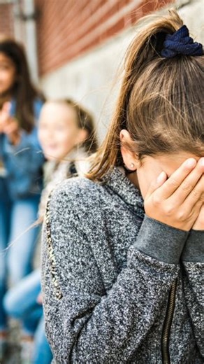 🔴El bullying escolar, o acoso escolar, es el maltrato físico, psicológico, verbal o social que se produce de forma reiterada y sistemática entre estudiantes. 👩🏻‍⚕️La Dra. Joselyn Rebollar, psicóloga infantil, nos regaló una entrevista donde se habló sobre la no violencia enfocada en el bullying dentro de las escuelas, un problema que afecta profundamente a nuestras juventudes. 👦🏻👧🏻Descubre hasta dónde pueden llegar estos casos este domingo a las 10:00 p.m. 📻📱 | La Hora Nacional Oficial