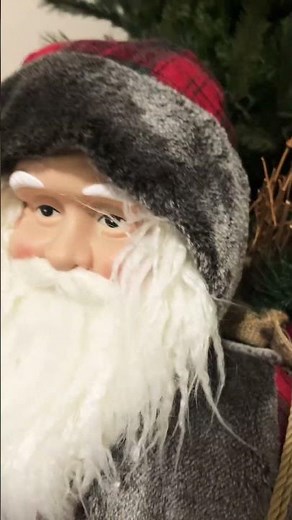 Watching The Grinch 2018 movie with the DVD ￼ and Christmas coming ￼